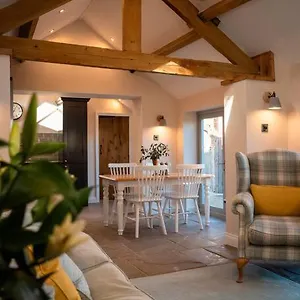 The Stables, Converted Barn Outside Holiday home York